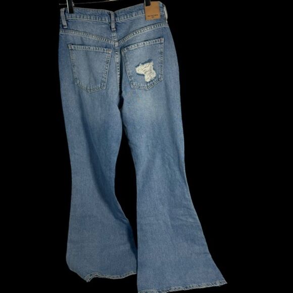 Free People We The Free NWT Dawn Busted Knee Distressed Flare Jeans Sz 25 - Picture 3 of 12